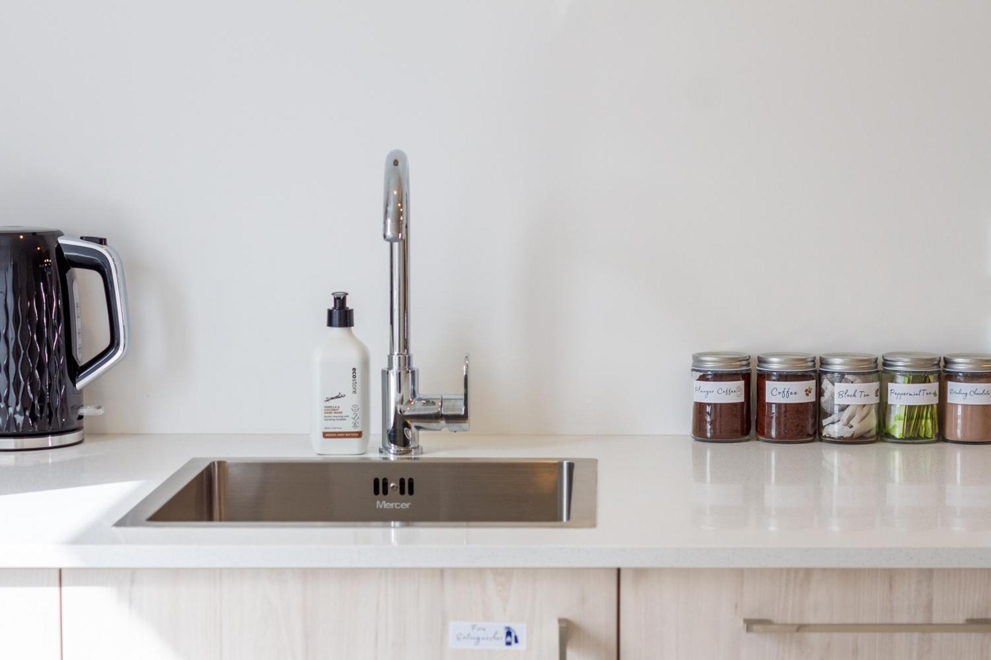 Prime Locale: Studio With Balcony Christchurch Exterior photo